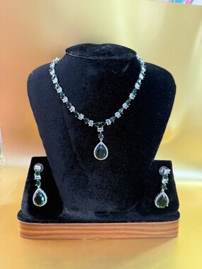 Elegant Green Teardrop Necklace and Earring Set - Women Jewelry